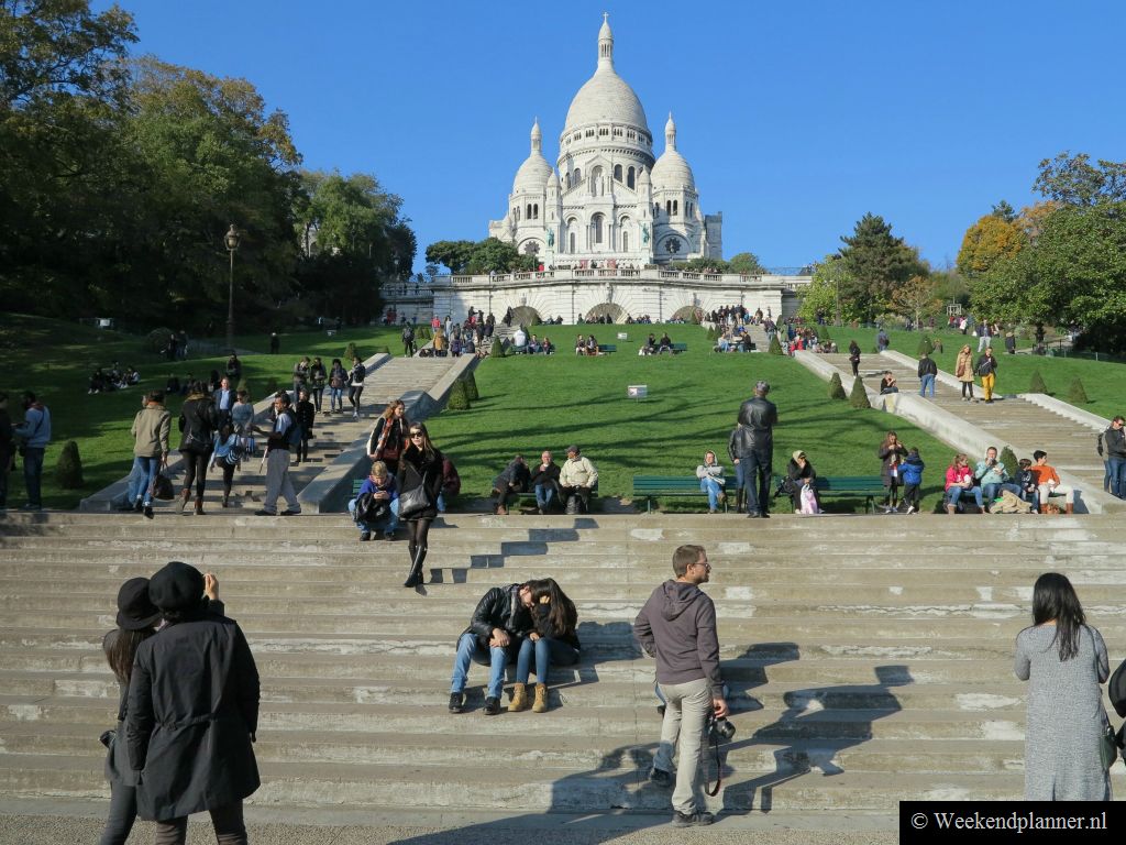 De witte kathedraal Sacré-Coeur ligt op de heuvel van Montmartre. Je kunt naar boven lopen maar je kunt ook met het kabeltreintje naar boven. Tips: Leuke attracties in Montmartre.